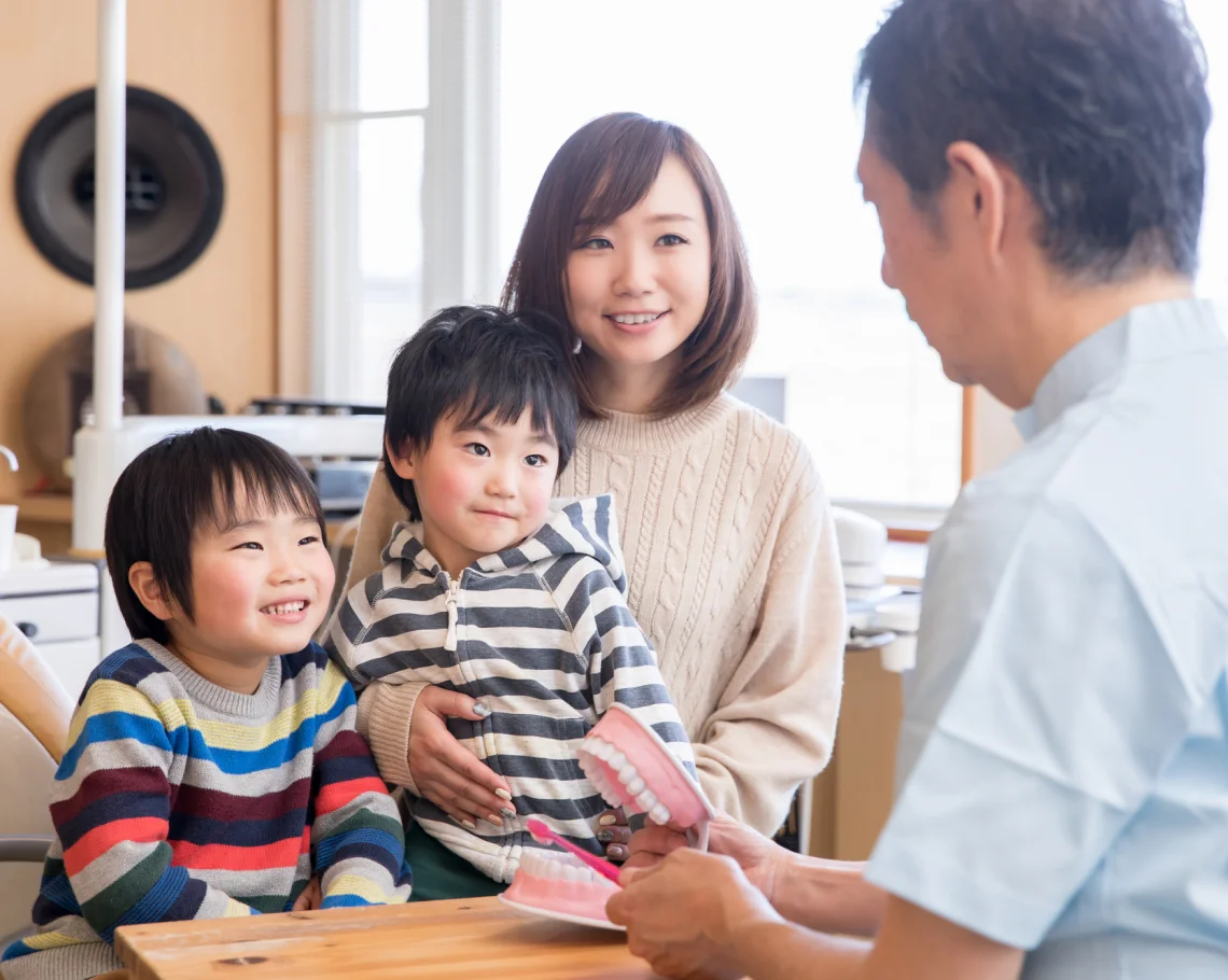 親子で来院した様子