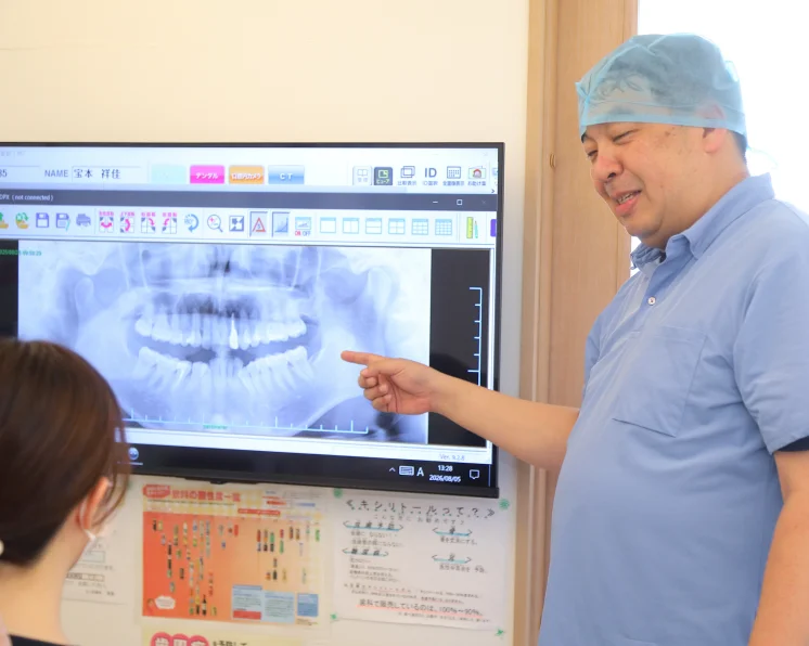 レントゲン画像を説明する院長
